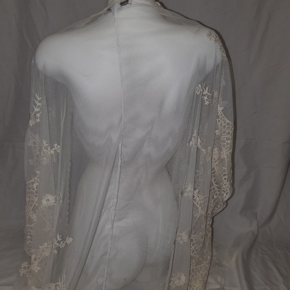 Lace cover up - Picture 2 of 6